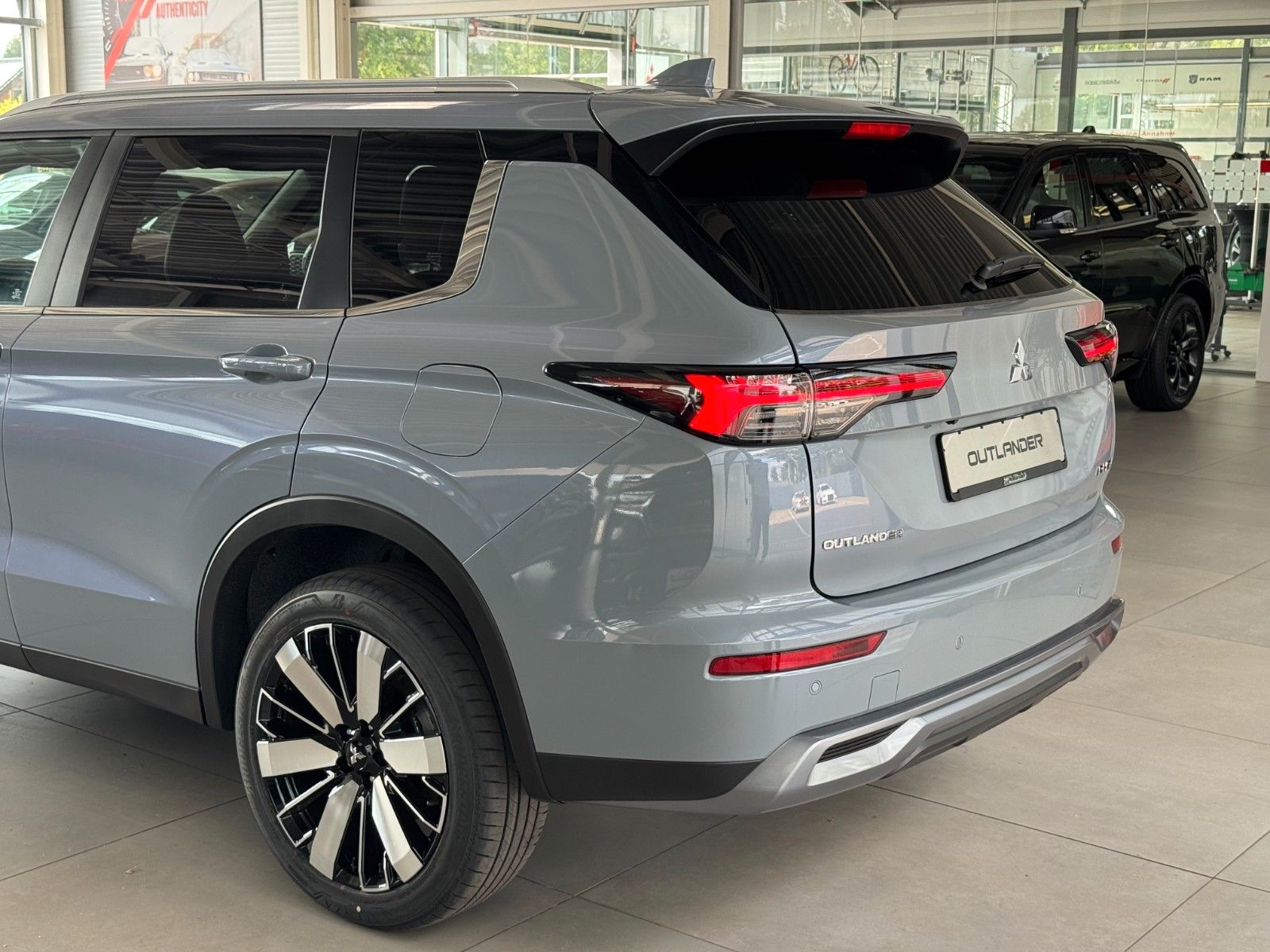 Fahrzeugabbildung Mitsubishi Outlander 2.4 PHEV 4WD Select