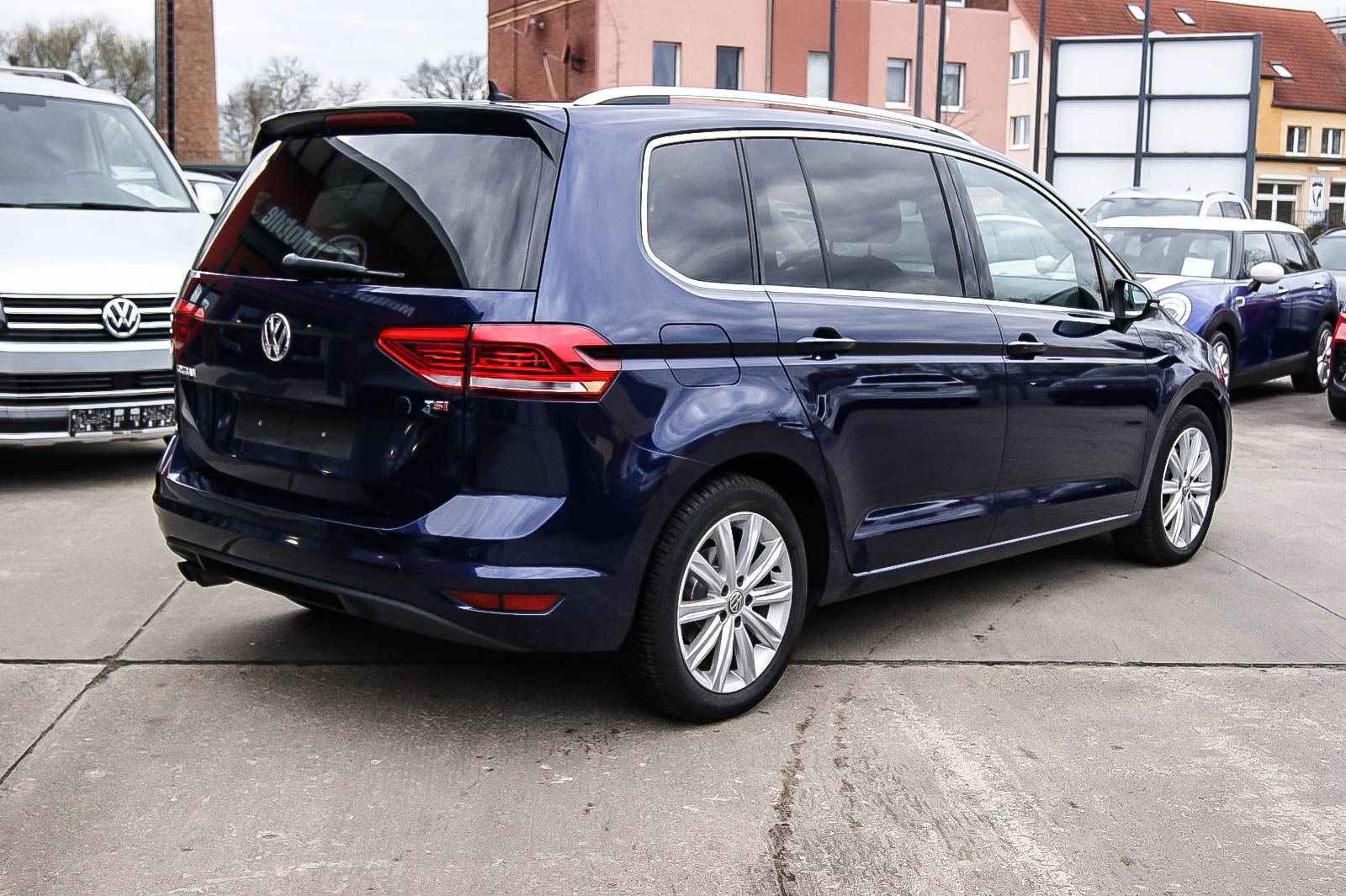 Fahrzeugabbildung Volkswagen Touran 14TSI Highline DSG PANORAMA STDHZG 7SITZE