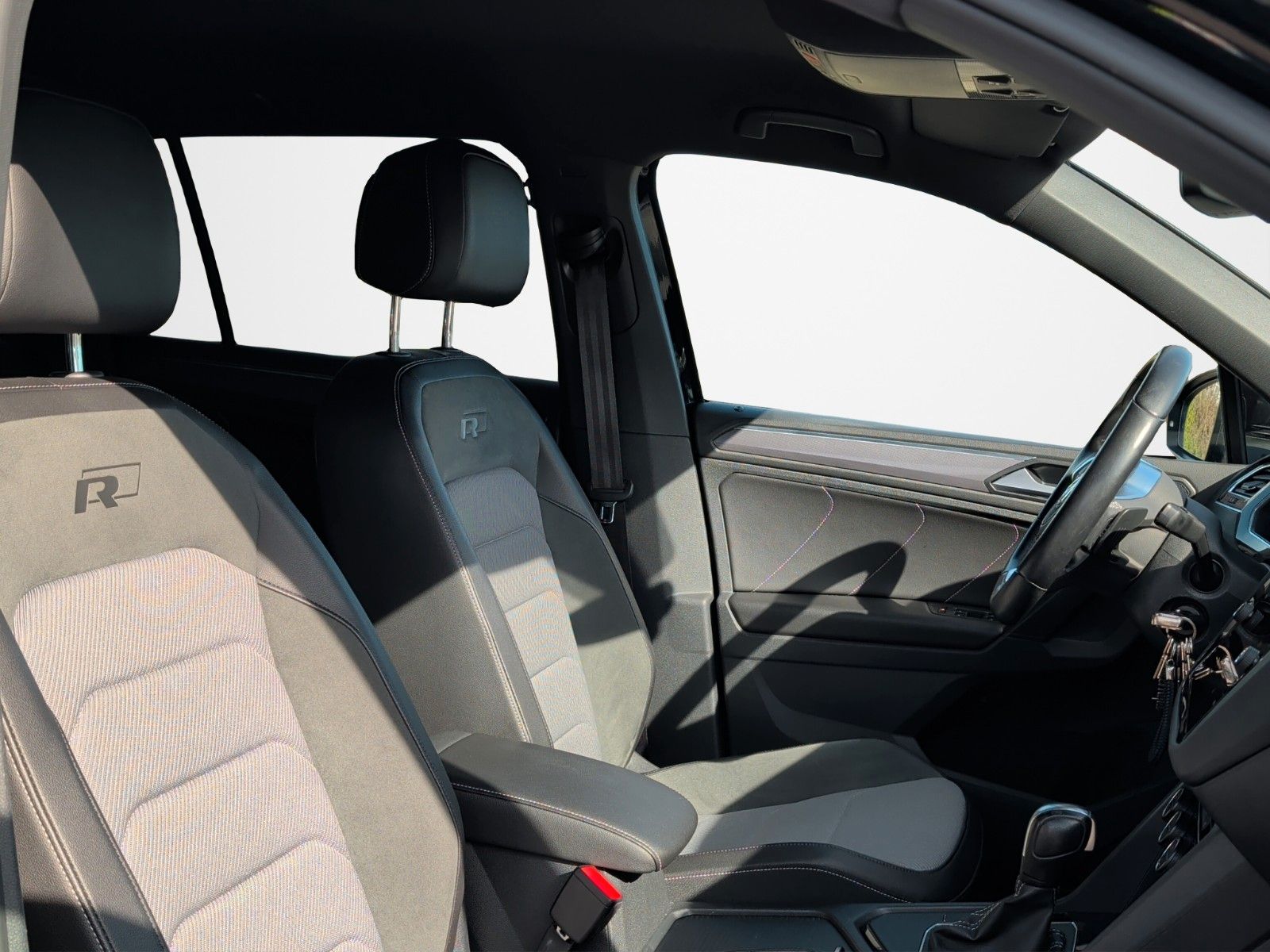 Fahrzeugabbildung Volkswagen TIGUAN 2.0 TDI R-LINE BLACKSTYLE HUD 19" AHK KAM