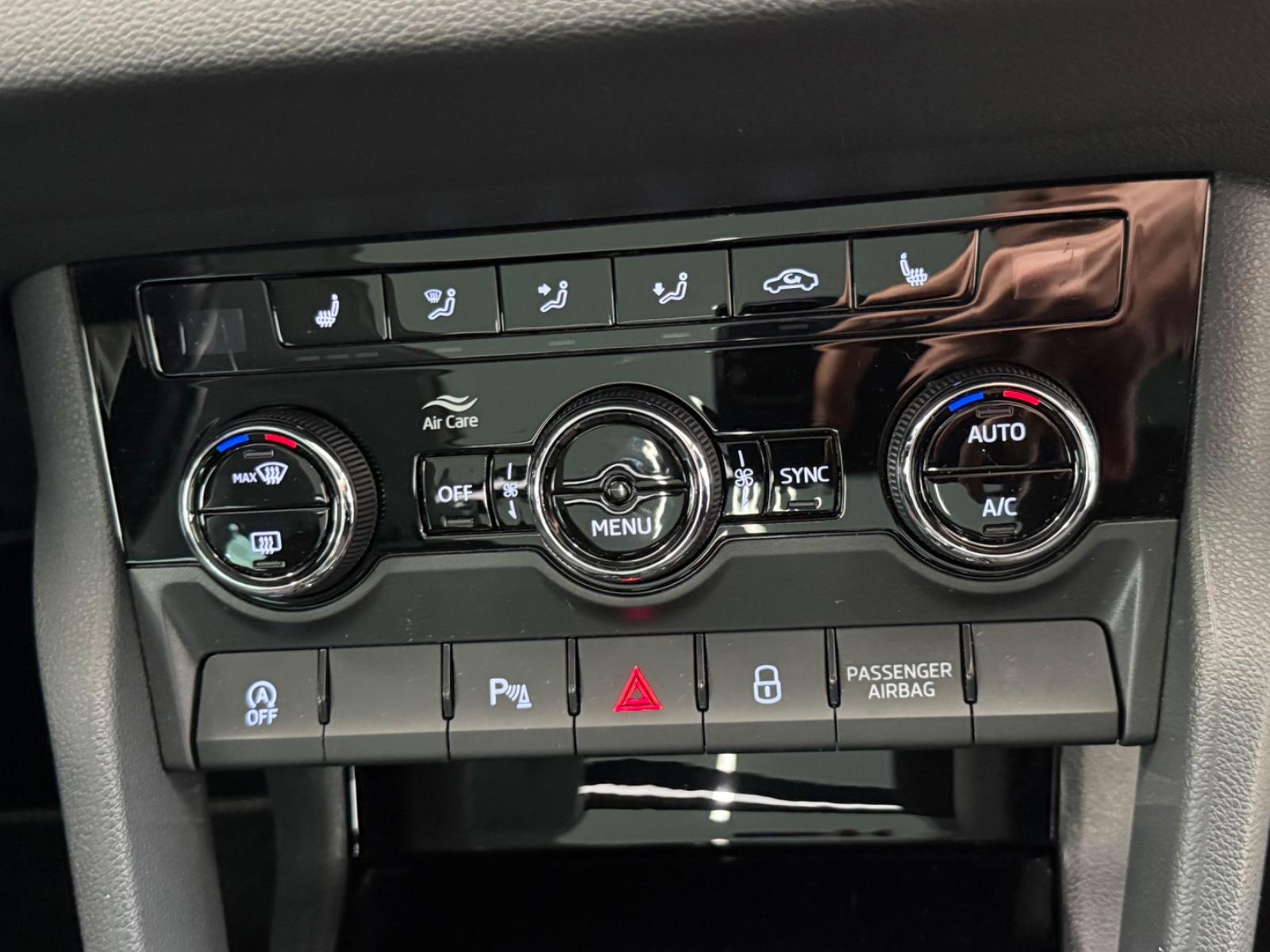 Skoda Karoq 1.6 TDI  Style DSG PANO VIRTUAL TACHO AHK