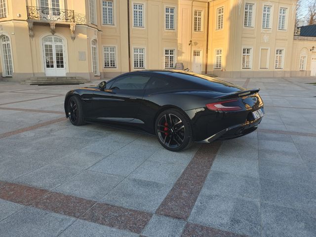 Aston Martin Vanquish V12