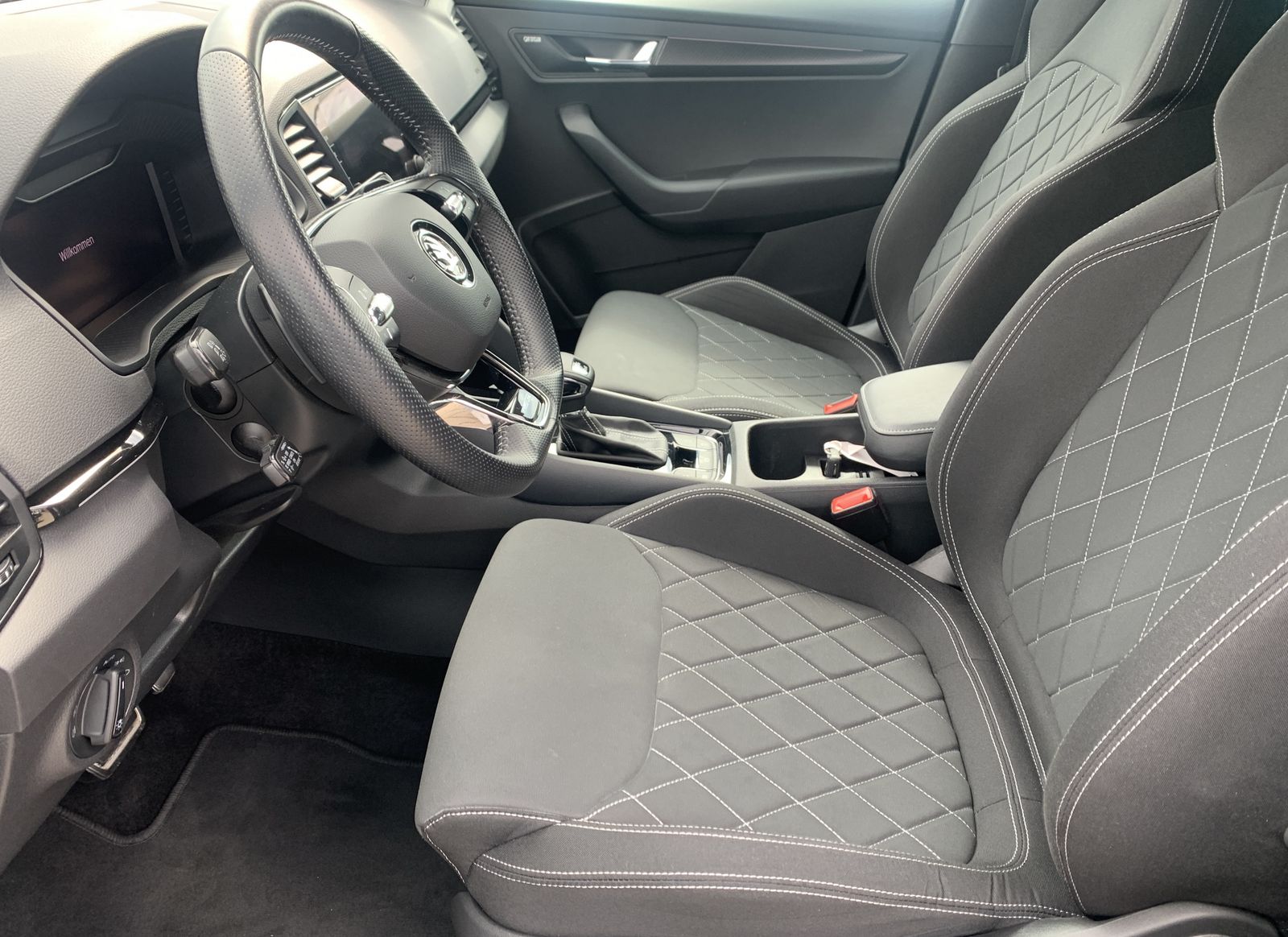 Fahrzeugabbildung SKODA Karoq 2.0 TDI*Sportline*4x4*AHK*Pano*Cam*CANTON*