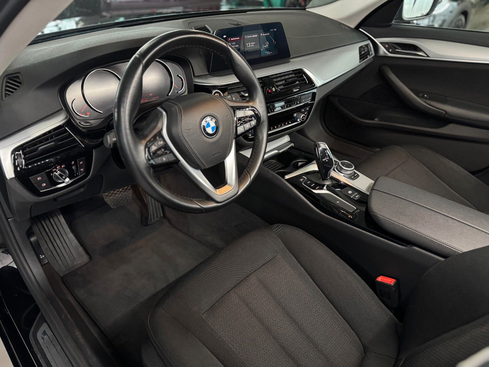 Fahrzeugabbildung BMW 520 d Touring "Business-P. Navi Connected Plus"