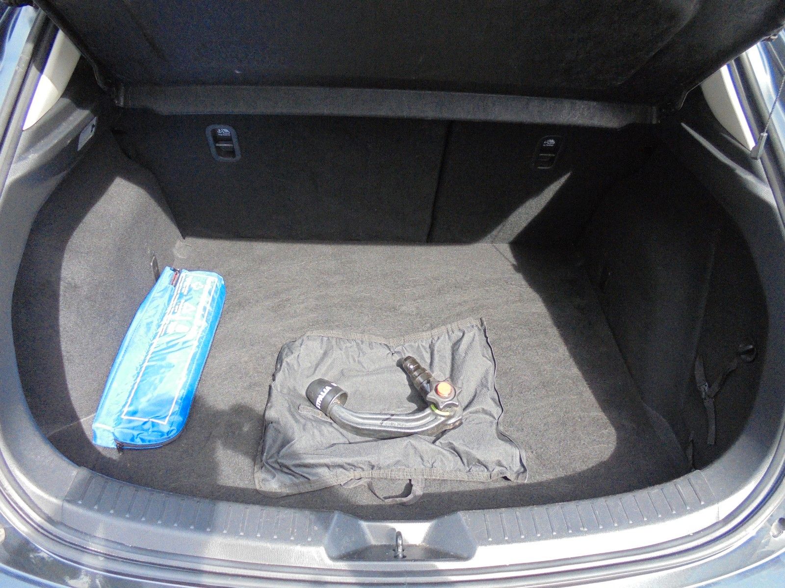 Fahrzeugabbildung Mazda 3 Lim. Center-Line/Klimaaut./Navi/Tüv Neu/1.Hand