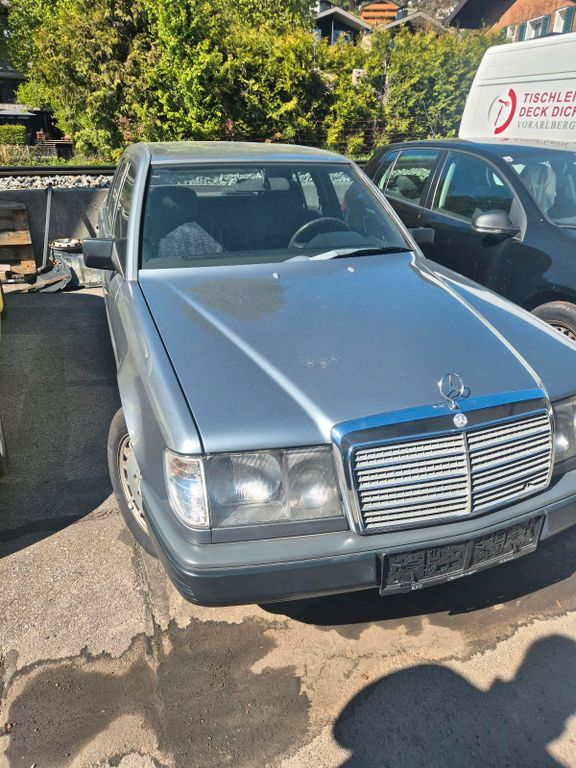 Image of Mercedes-Benz E 300