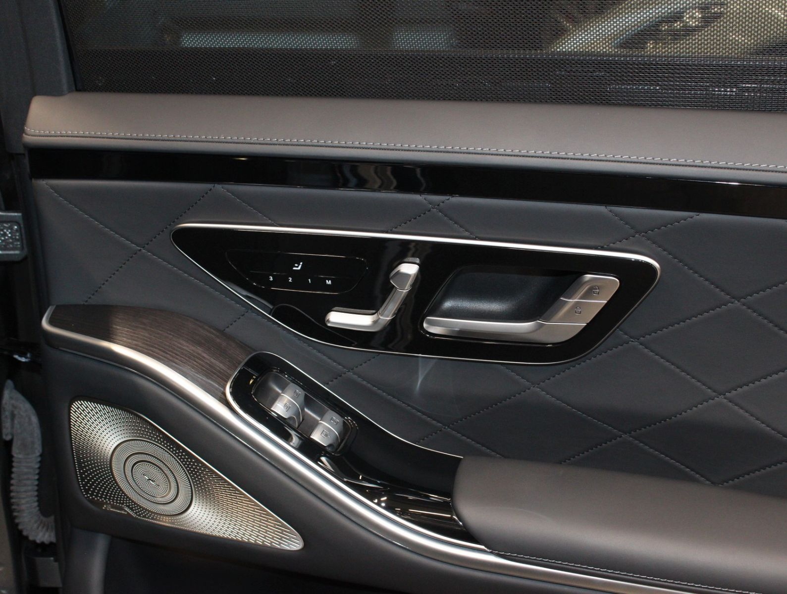 Fahrzeugabbildung Mercedes-Benz S 500 4Matic AMG Line Pano*Burmester*HUD