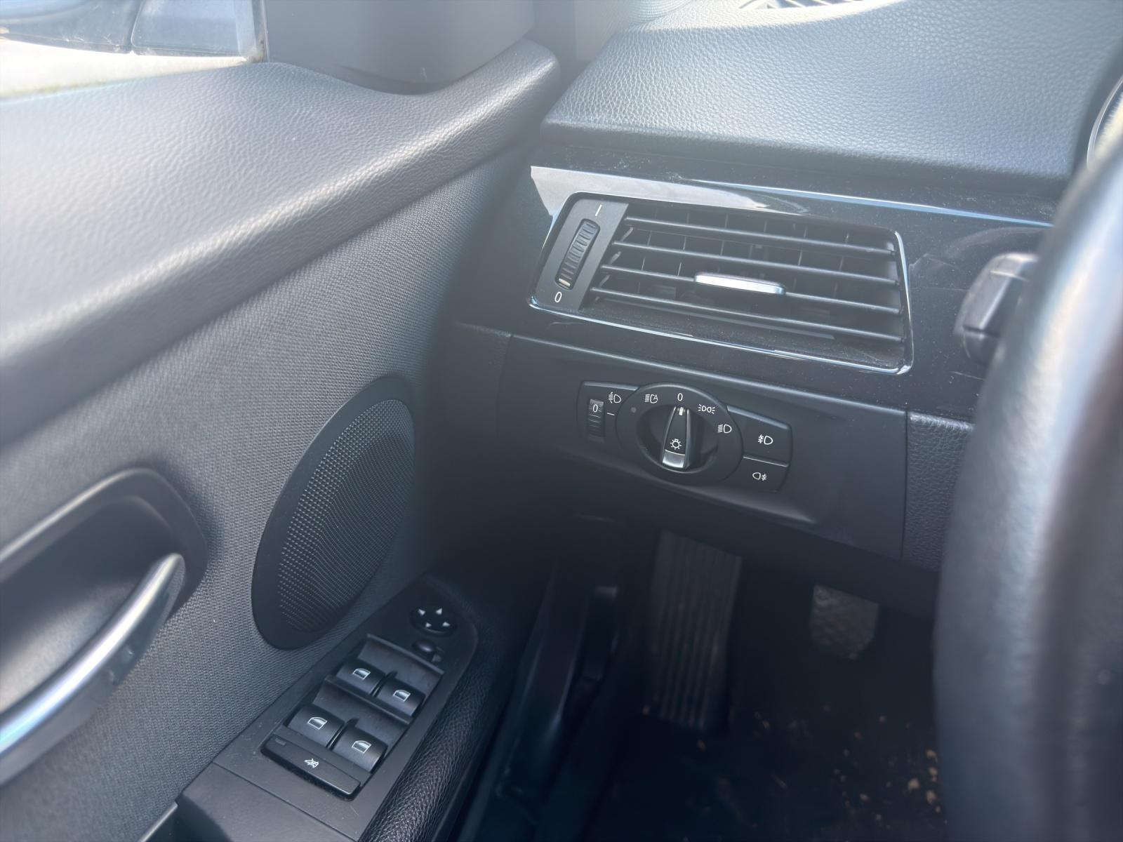 BMW 318 2010 — photo 17