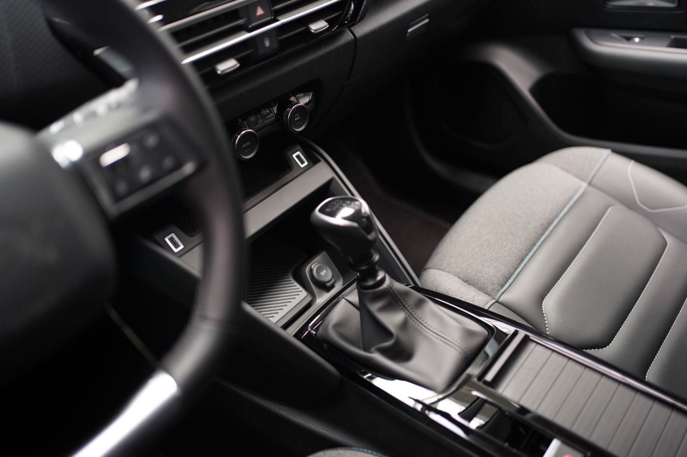 Fahrzeugabbildung Citroën C4 PureTech 130 Shine Kälte Paket Navi DAB Klima