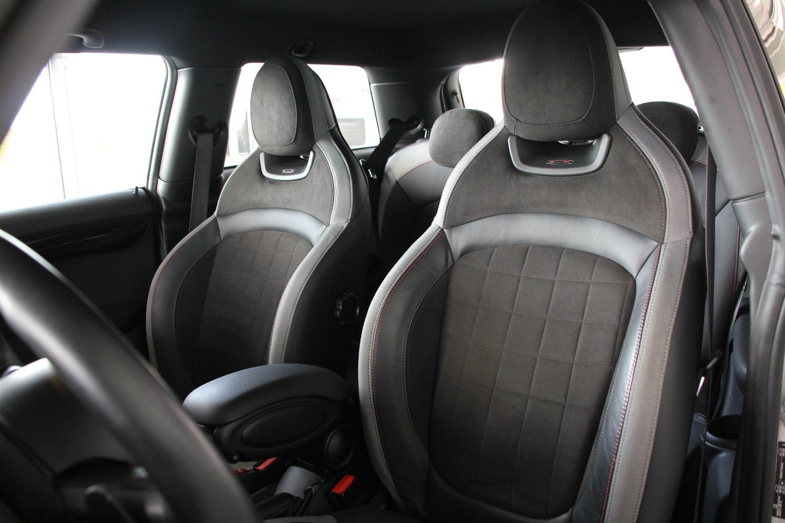 Fahrzeugabbildung MINI John Cooper Works