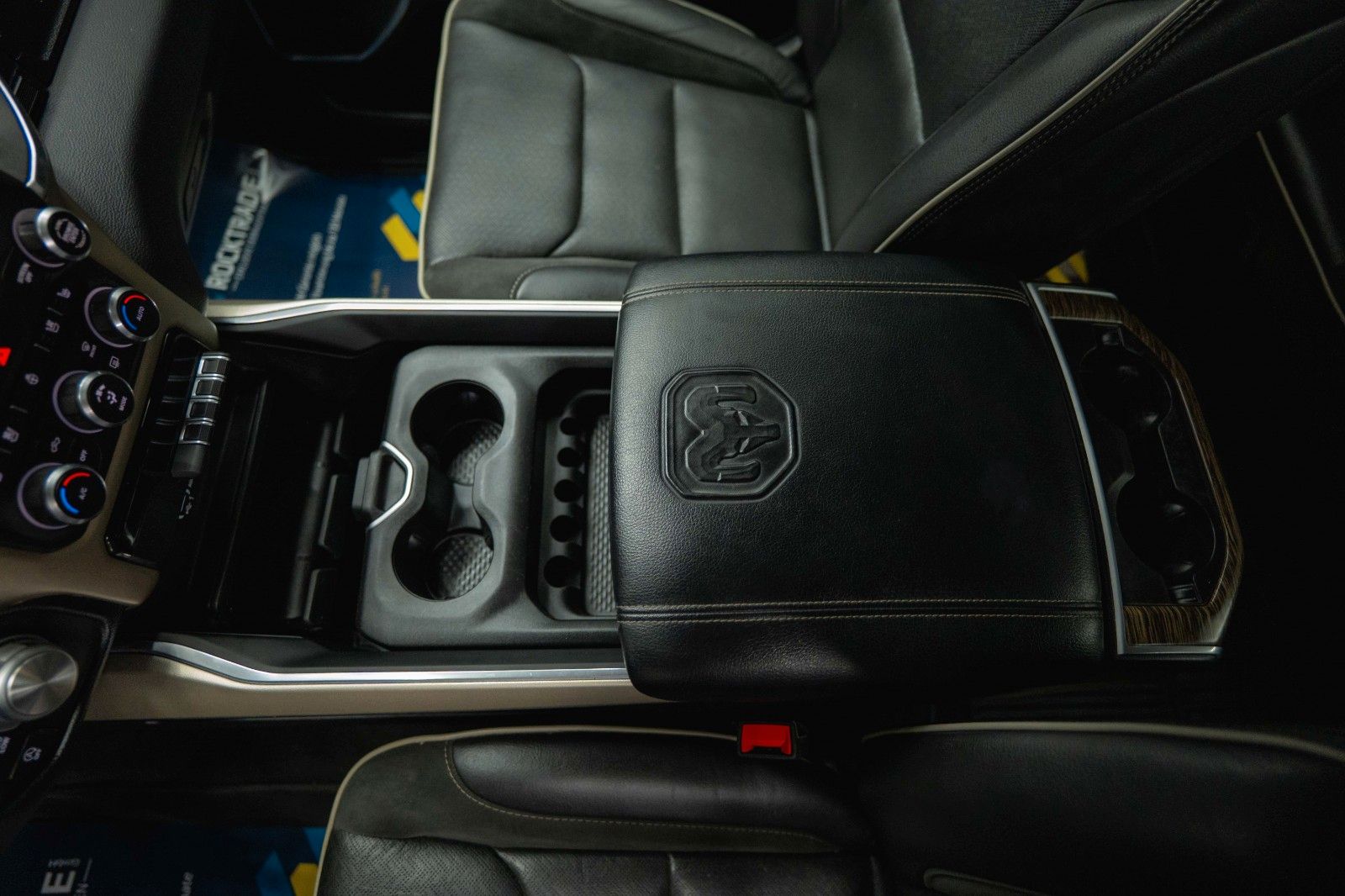 Fahrzeugabbildung Dodge RAM 5.7 V8 HEMI 4x4 Offroad LARAMIE Night 19%