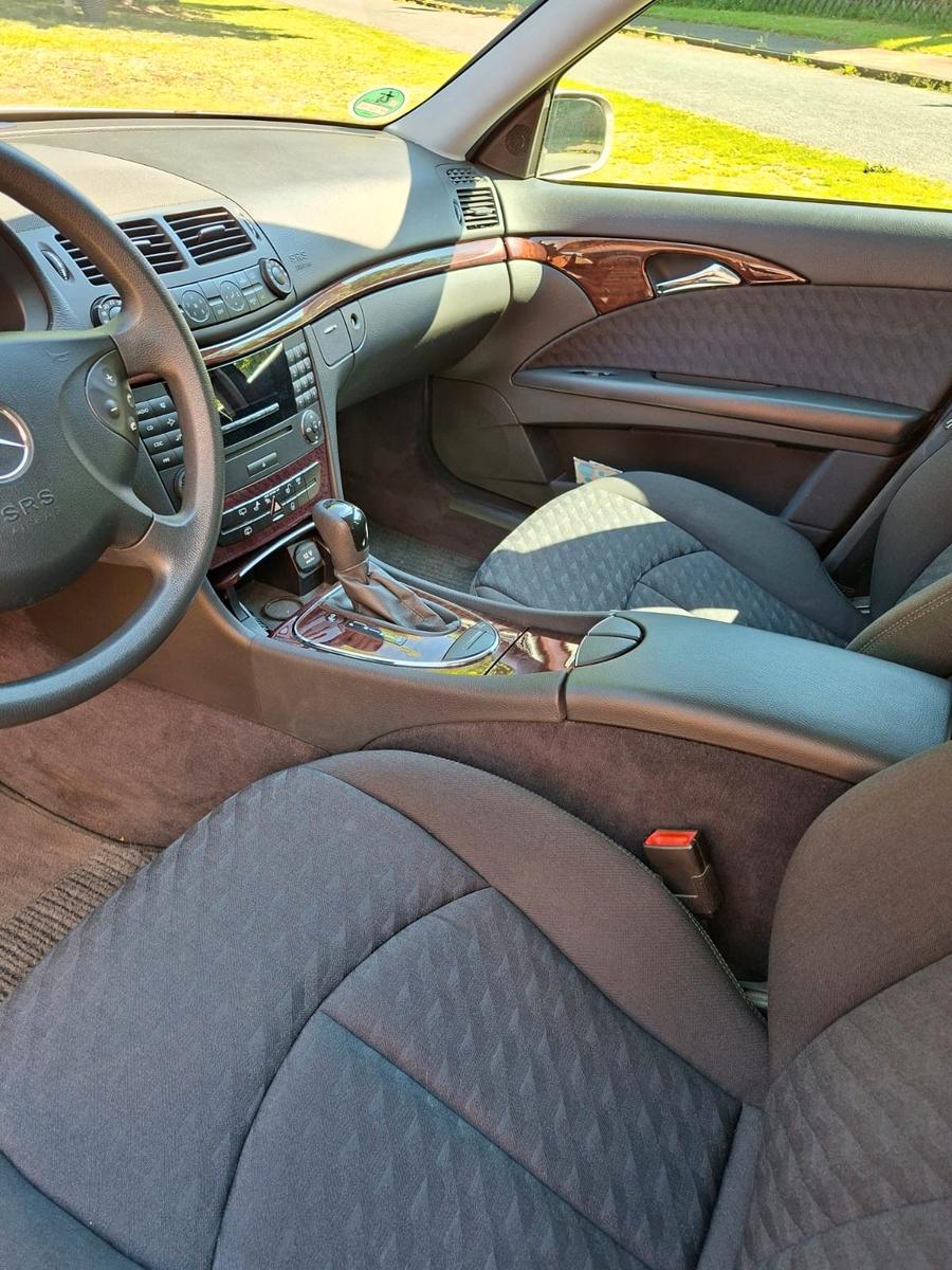 Mercedes-Benz E200 2005 — вигляд ззаду