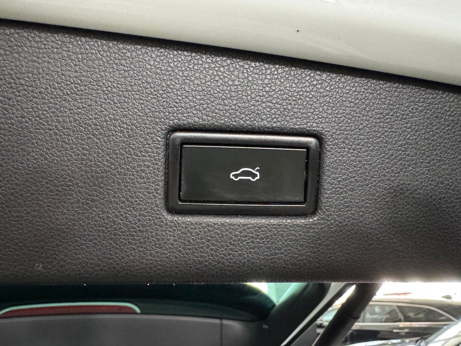 Fahrzeugabbildung Volkswagen Tiguan DSG 4MO 3X R-LINE PANO MEMORY BLACK STYLE