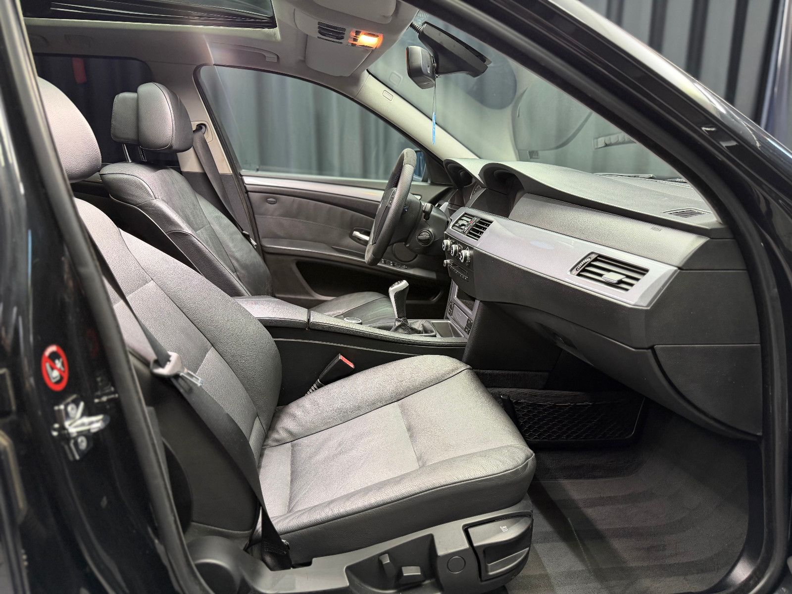 Fahrzeugabbildung BMW 523I Touring |PDC|PANO|NAVI|LEDER