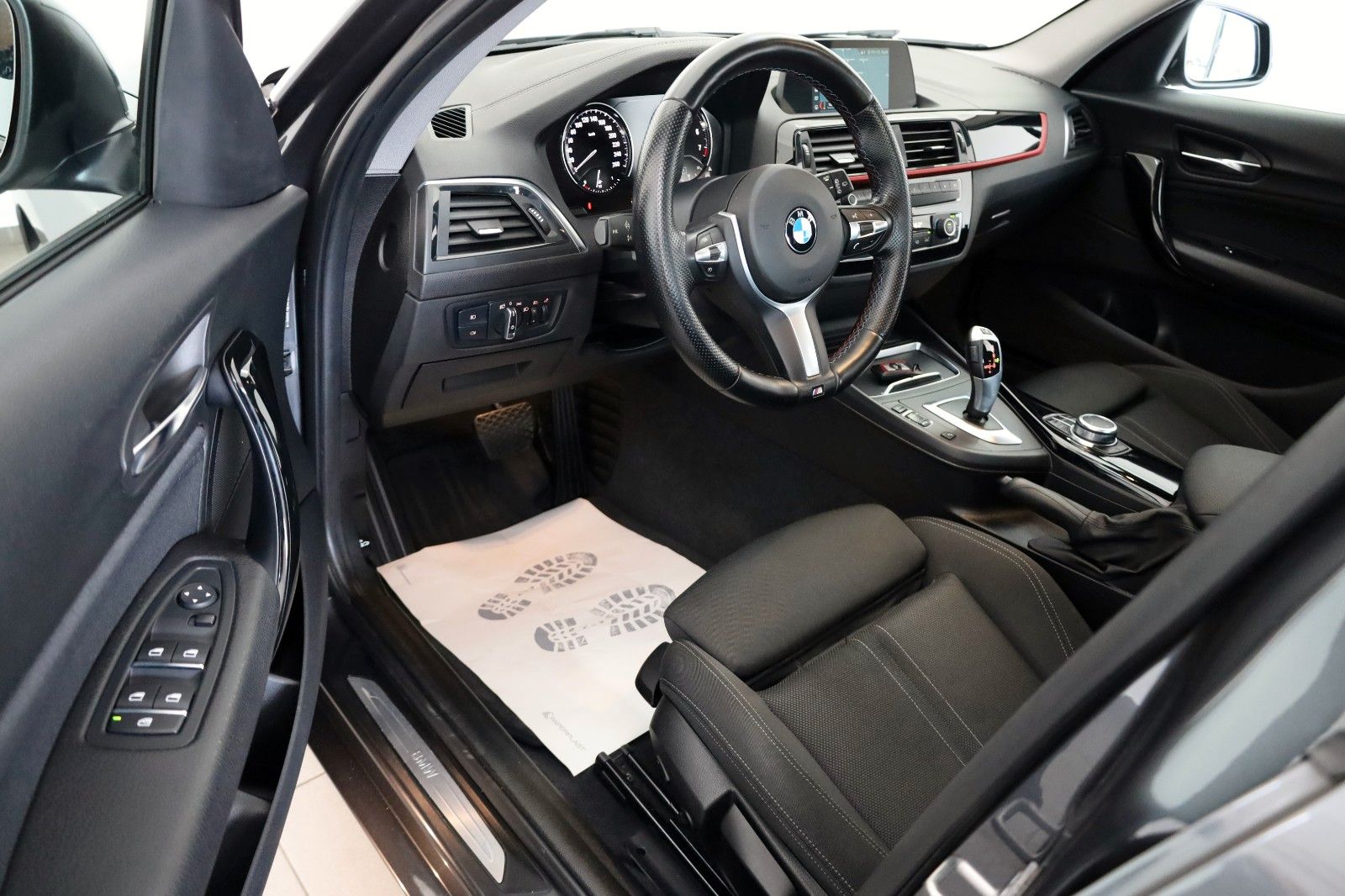 Fahrzeugabbildung BMW 118i Sport Line Lim. Navi,LED,SH,PDC,SR+WR
