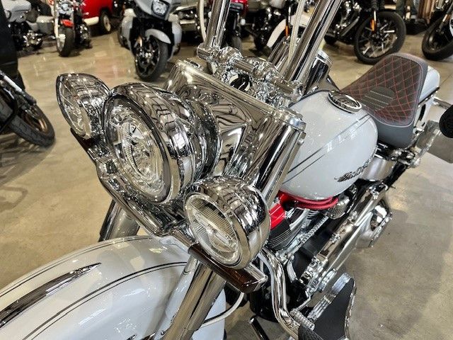 Fahrzeugabbildung Harley-Davidson FLDE Deluxe Chicano Umbau Mega Bike