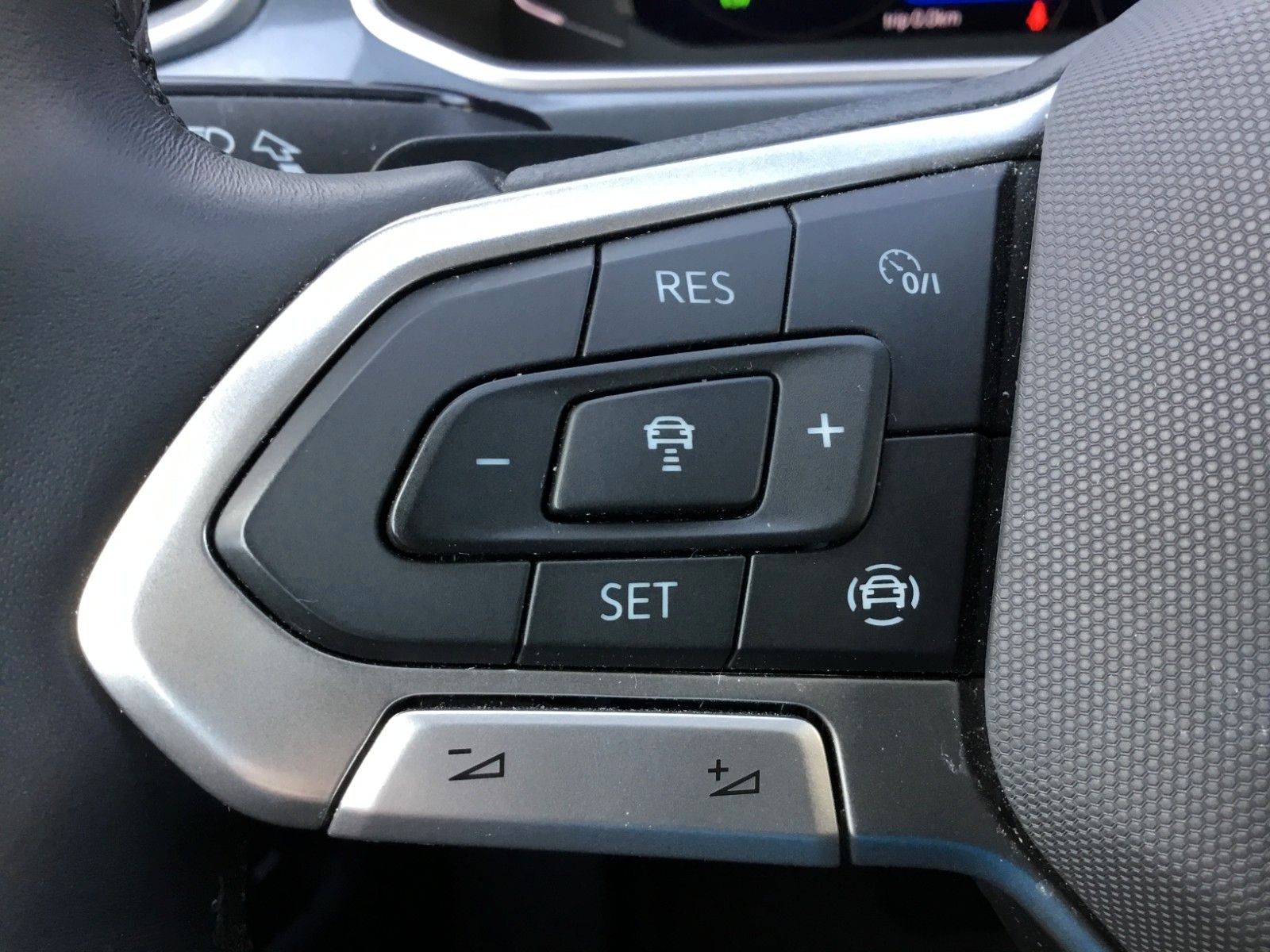 Fahrzeugabbildung Volkswagen T-Roc 1.5 TSI DSG Style+AHK+LED+ACC+17"+Kamera