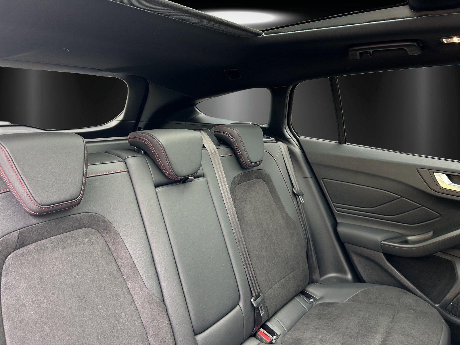 Fahrzeugabbildung Ford Focus Turnier ST X GlasDach B+O Winter PDC 20Zol