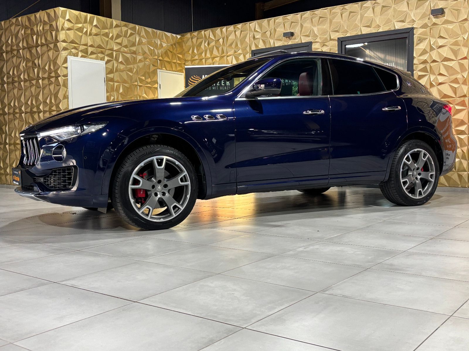 Fahrzeugabbildung Maserati Levante/EXCLUSIVE/RED/360'KAM/PANO/HARMAN-KARDON