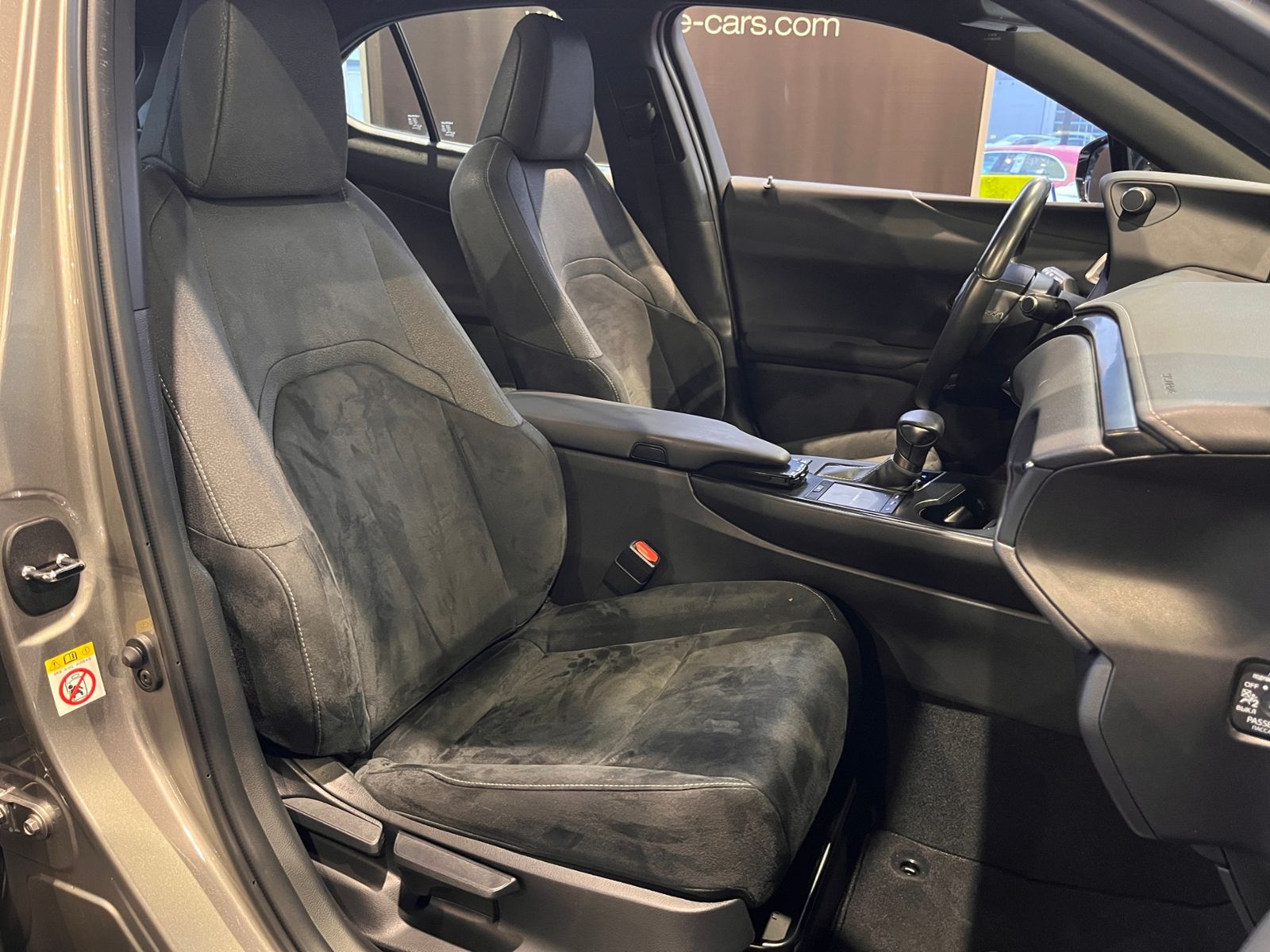 Fahrzeugabbildung Lexus UX 250h Launch Edition LED NAV SHZ PDC RFK 17"