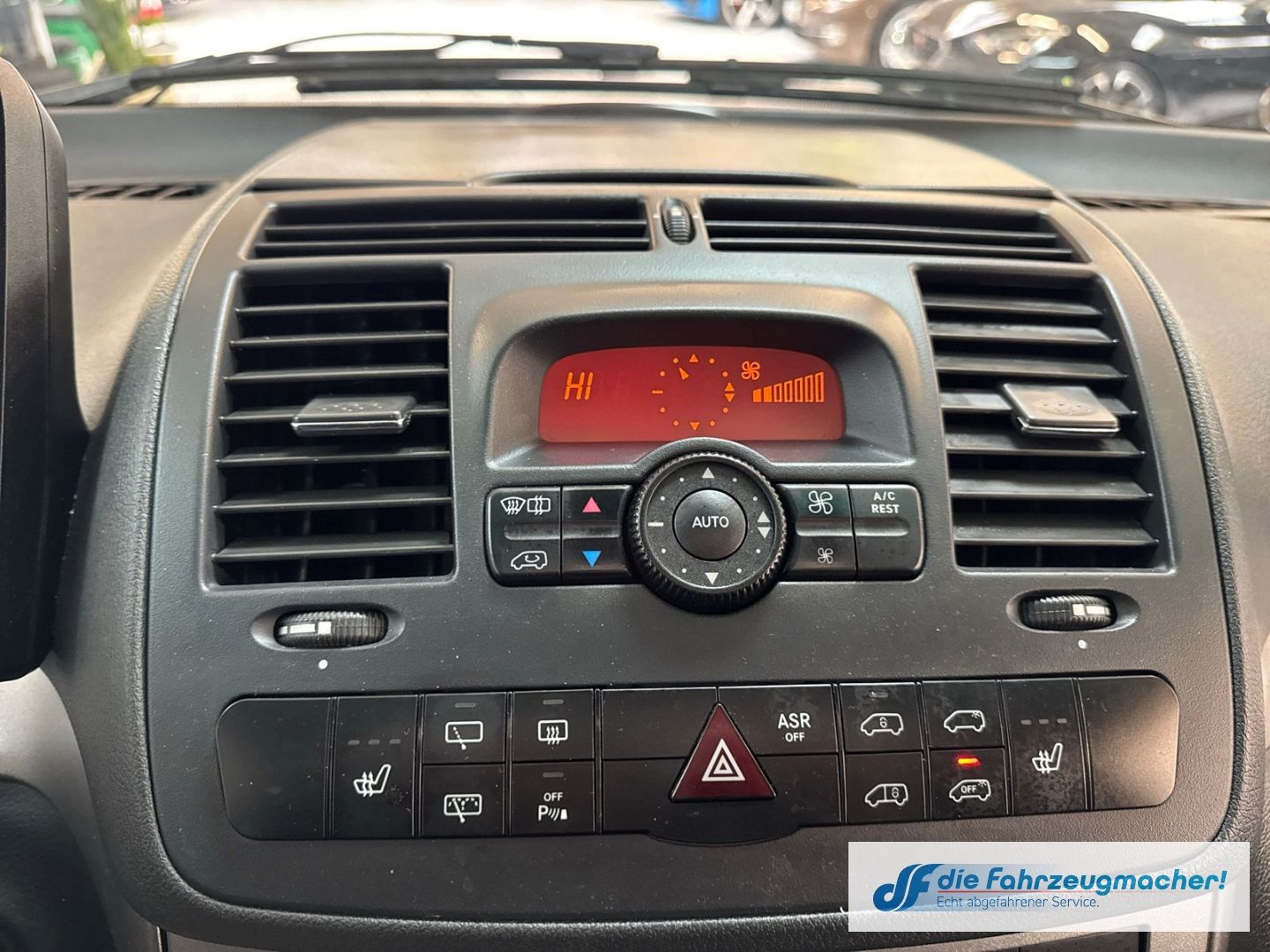 Fahrzeugabbildung Mercedes-Benz Vito Kasten 122 CDI 3,0 V6 lang Luftfe. BI.XENON