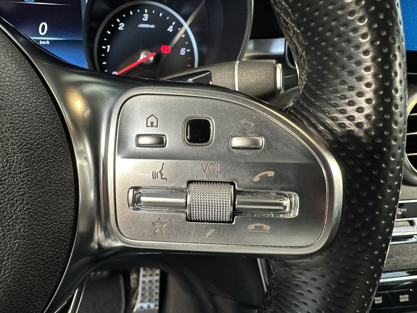 Fahrzeugabbildung Mercedes-Benz GLC 300de 4Matic AMG-Line NAV+LED+ACC+KAM+19ZOLL