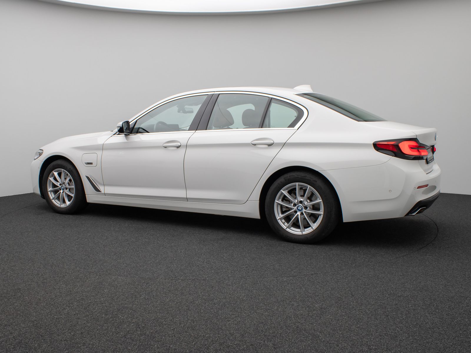 Fahrzeugabbildung BMW 520e Glasdach Kamera DAB H/K DispKey Sport Alarm