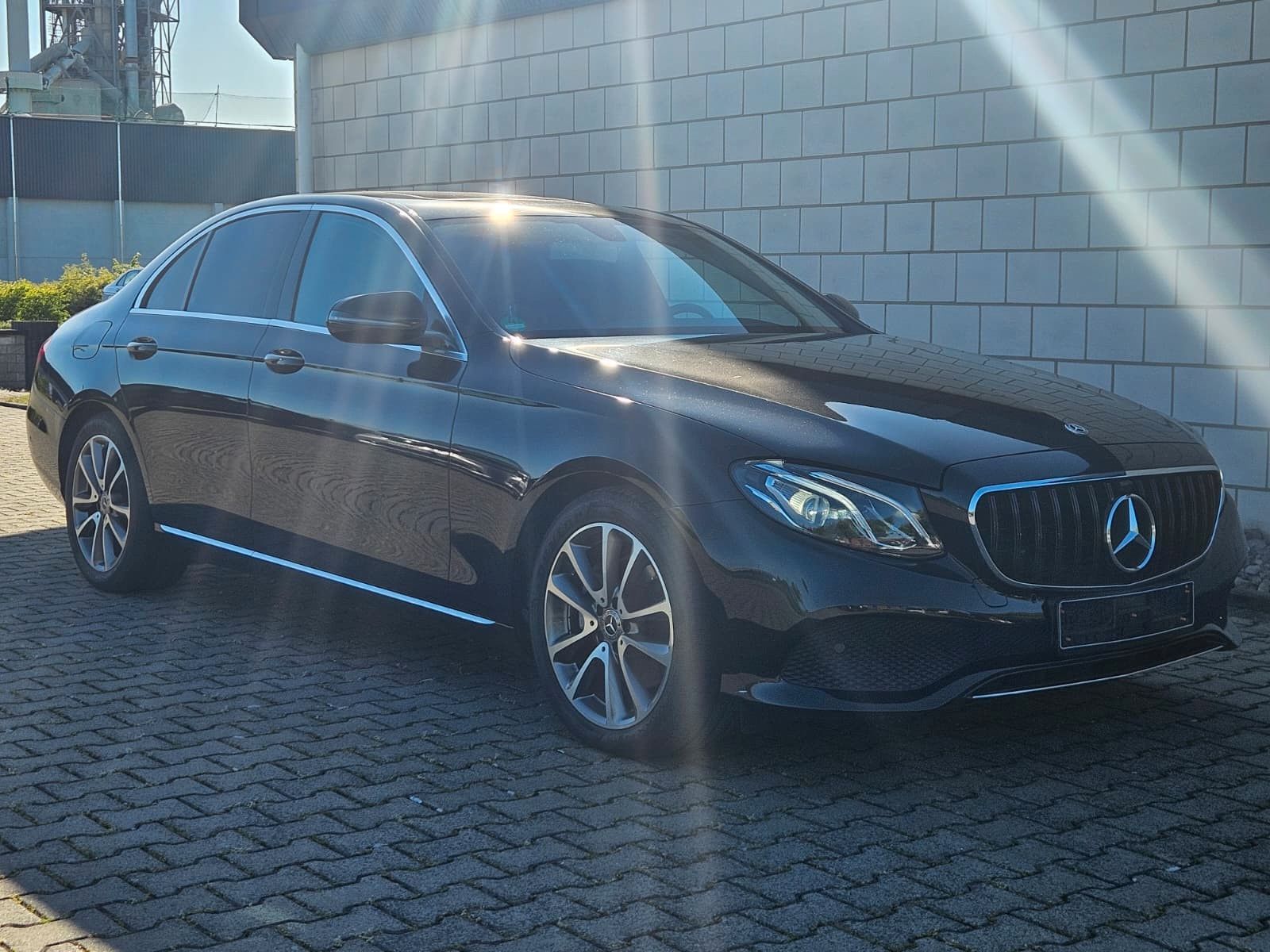Mercedes-Benz E 250 Limousine *Scheckheft*CAM*LED*Schiebedach*