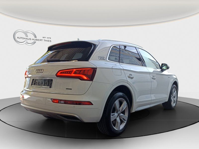 Fahrzeugabbildung Audi Q5 2.0 40 TDI quattro sport S-Tronic S-line