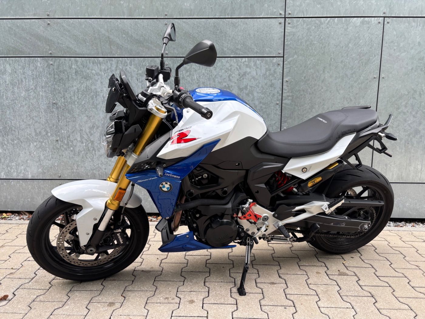 Fahrzeugabbildung BMW F 900 R Style Sport mit kurzem Kennzeichenhalter