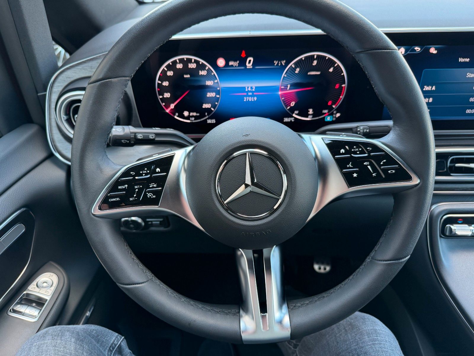 Fahrzeugabbildung Mercedes-Benz V 300 d STYLE AMG 4MATIC AIRMATIC DISTRONIC Pano