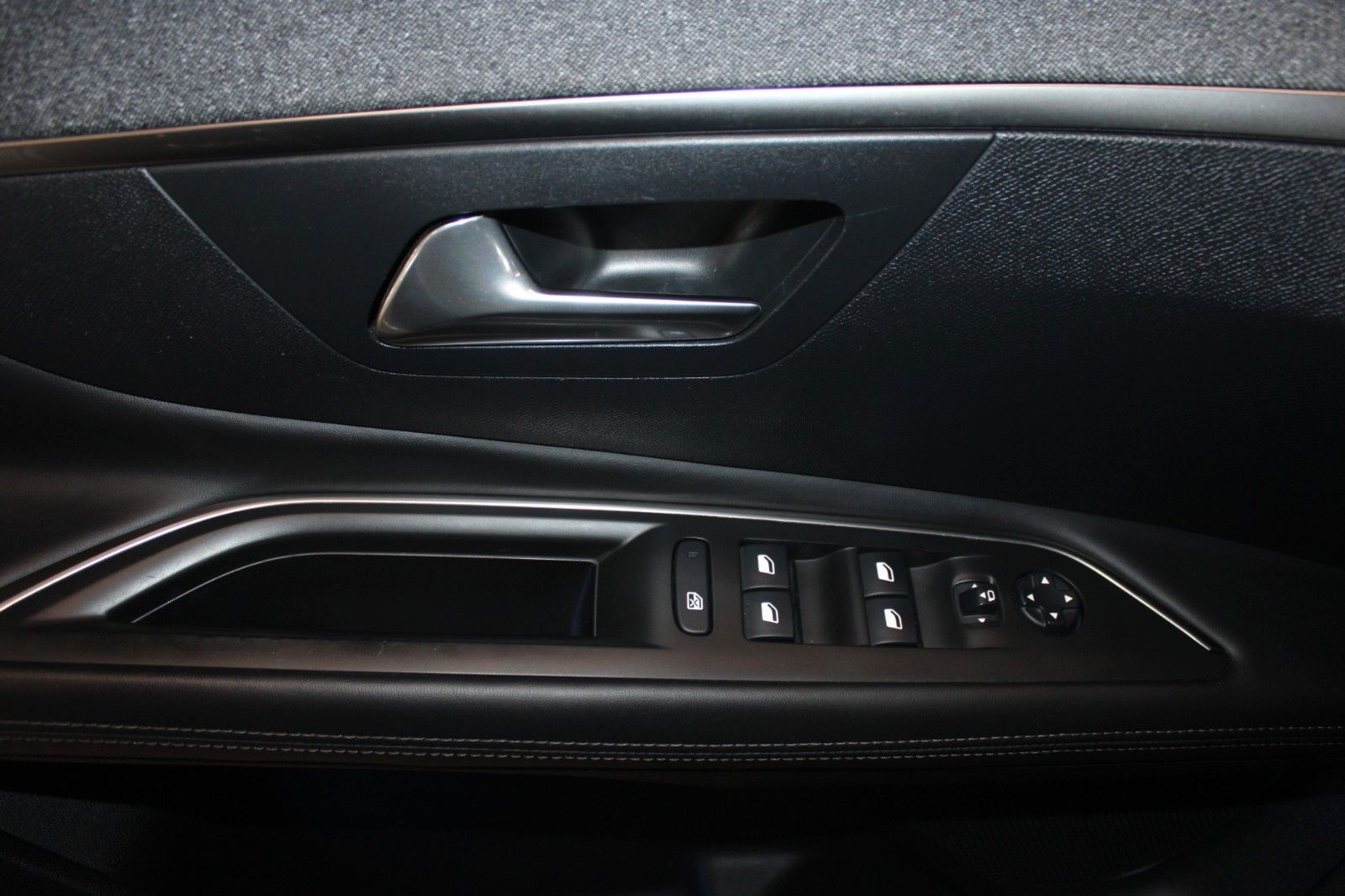 Fahrzeugabbildung Peugeot 3008 Allure Automatik AHK NAVI el.Heckklappe uvm