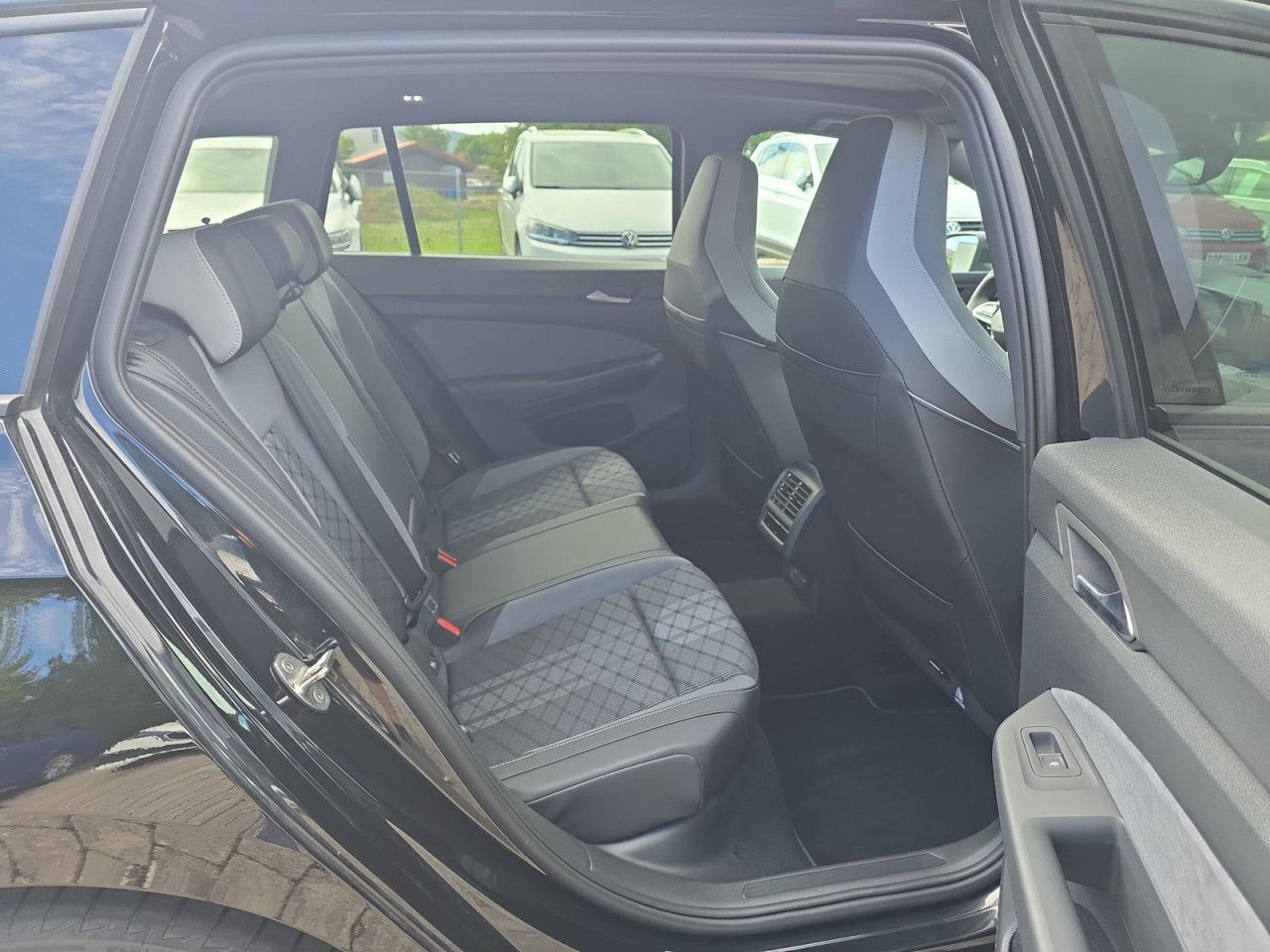 Fahrzeugabbildung Volkswagen Golf Variant R-Line 1.5 TSI IQ Pano AHK