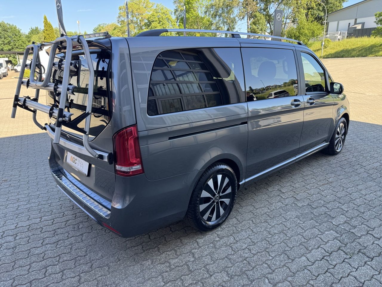 Fahrzeugabbildung Mercedes-Benz EQV 300 Lang Klima*LED*Tempomat*Heckträger*Navi