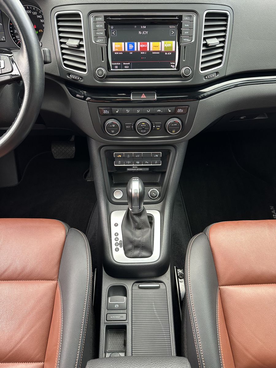 Fahrzeugabbildung Volkswagen Sharan 1.4 TSI DSG HL 7-Sitzer NAV+XEN+AHK+PANO