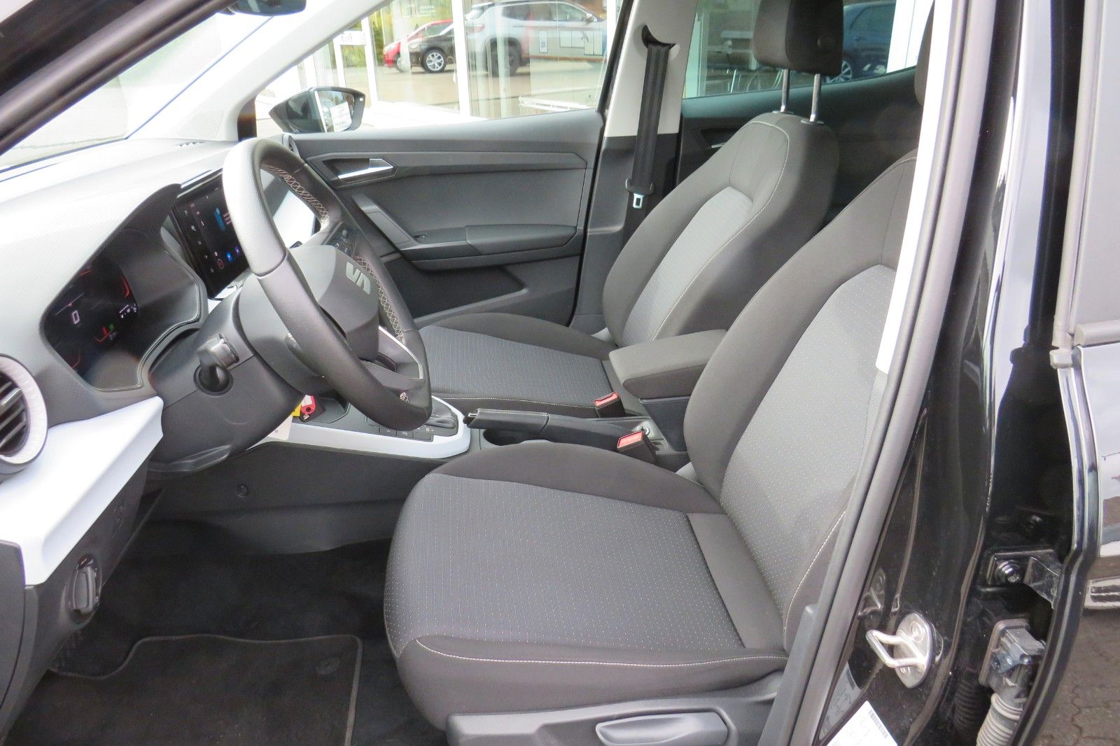Fahrzeugabbildung SEAT Arona Style DSG LED NAVI DAB GRA PDC 1.HD