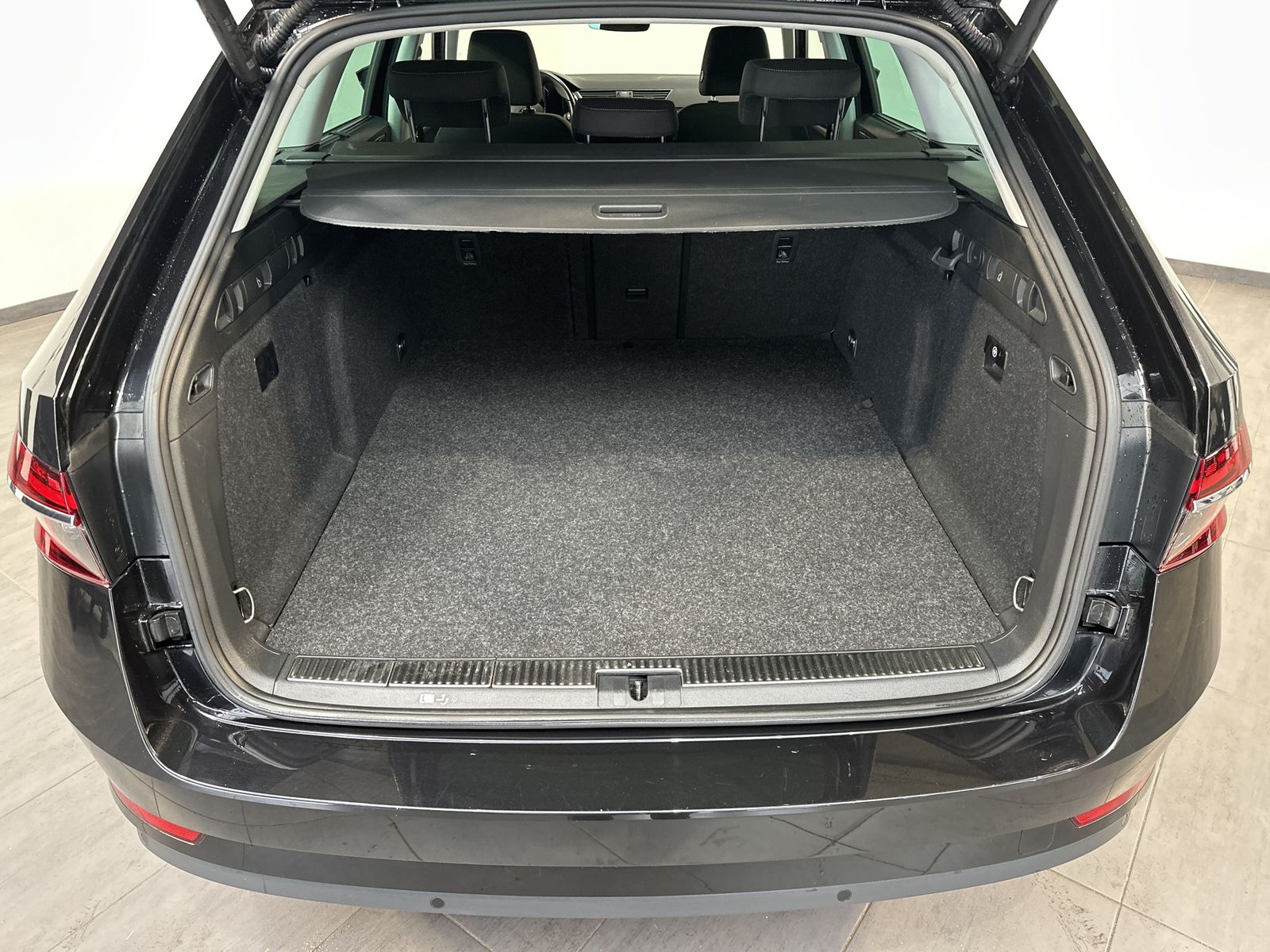 Fahrzeugabbildung SKODA Superb Combi 1.4 TSI iV Style DSG NAV+MATRIX+ACC
