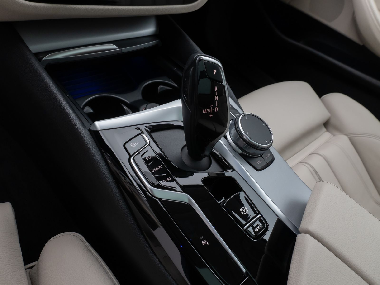 Fahrzeugabbildung BMW 530d xD Panoram Kamera HUD DAB HiFi SoftCl Sport