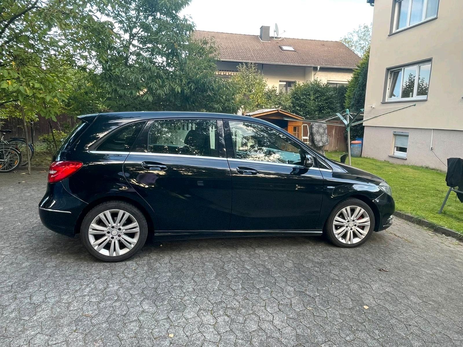 Mercedes-Benz B180 2012 — photo 14
