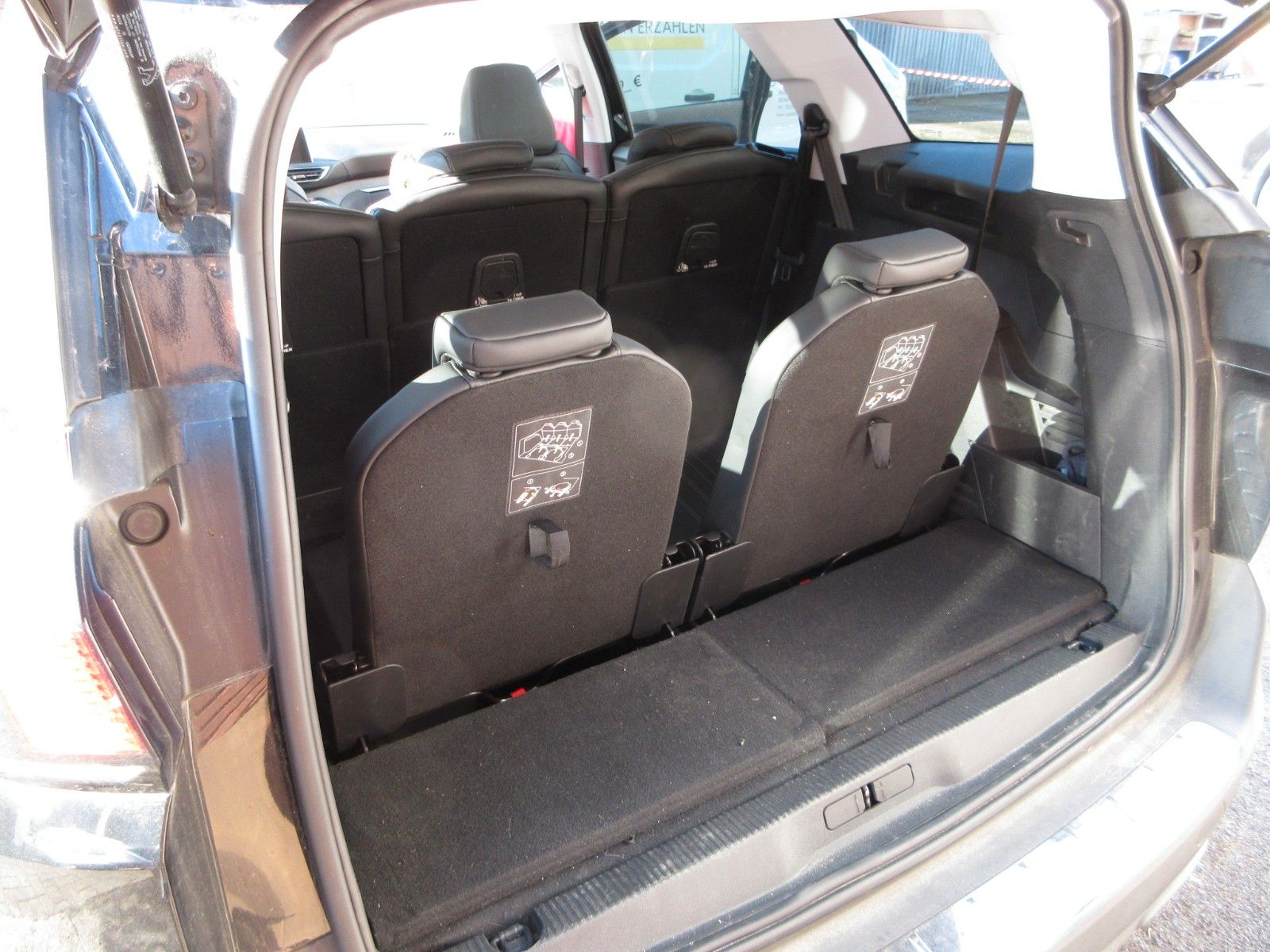 Fahrzeugabbildung Peugeot 5008 Allure 1.5D  NAVI/LEDER/PDC/R´CAM/AHK