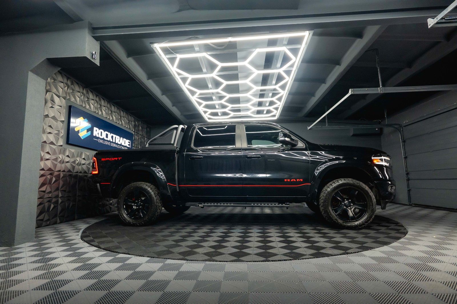 Fahrzeugabbildung Dodge RAM 5.7 V8 HEMI 4x4 OFFROAD Night-Paket Limited