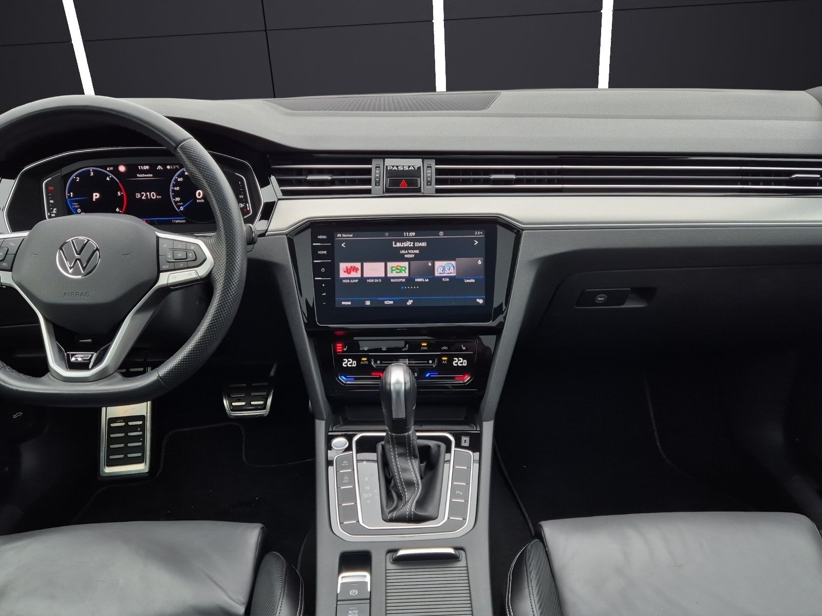 Fahrzeugabbildung Volkswagen Passat Variant TDI R-Line DSG 4Mo Standhzg Matri