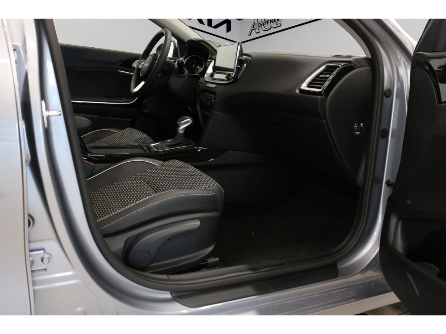 Fahrzeugabbildung Kia Ceed Spirit 1,5 Automatik Kamera Navi SHZ Tempom