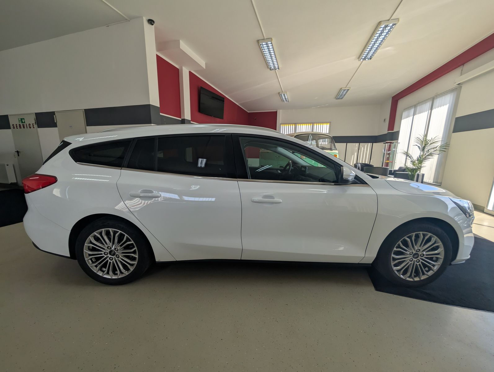 Fahrzeugabbildung Ford Focus Titanium X LED KAMERA SHZ AHK APPLINK TEMP