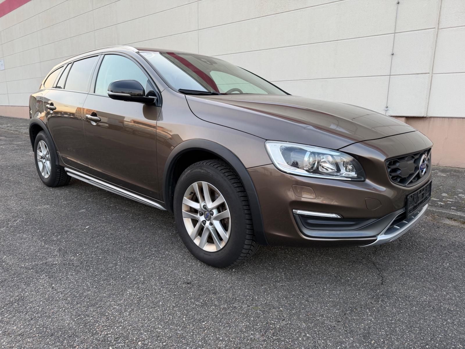 Volvo V60 D3 Cross Country Aut. NAVI+XENON+SHZ+AHK+ZR