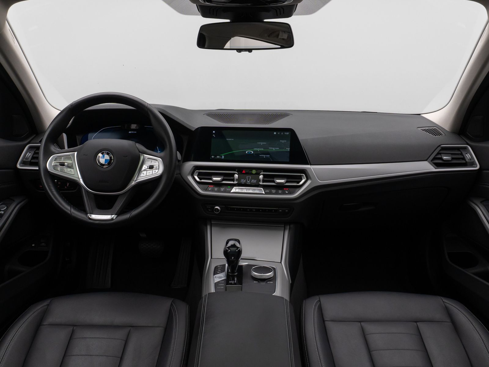 Fahrzeugabbildung BMW 330e Panorama 360° Laser HUD DAB HiFi AHK ACC