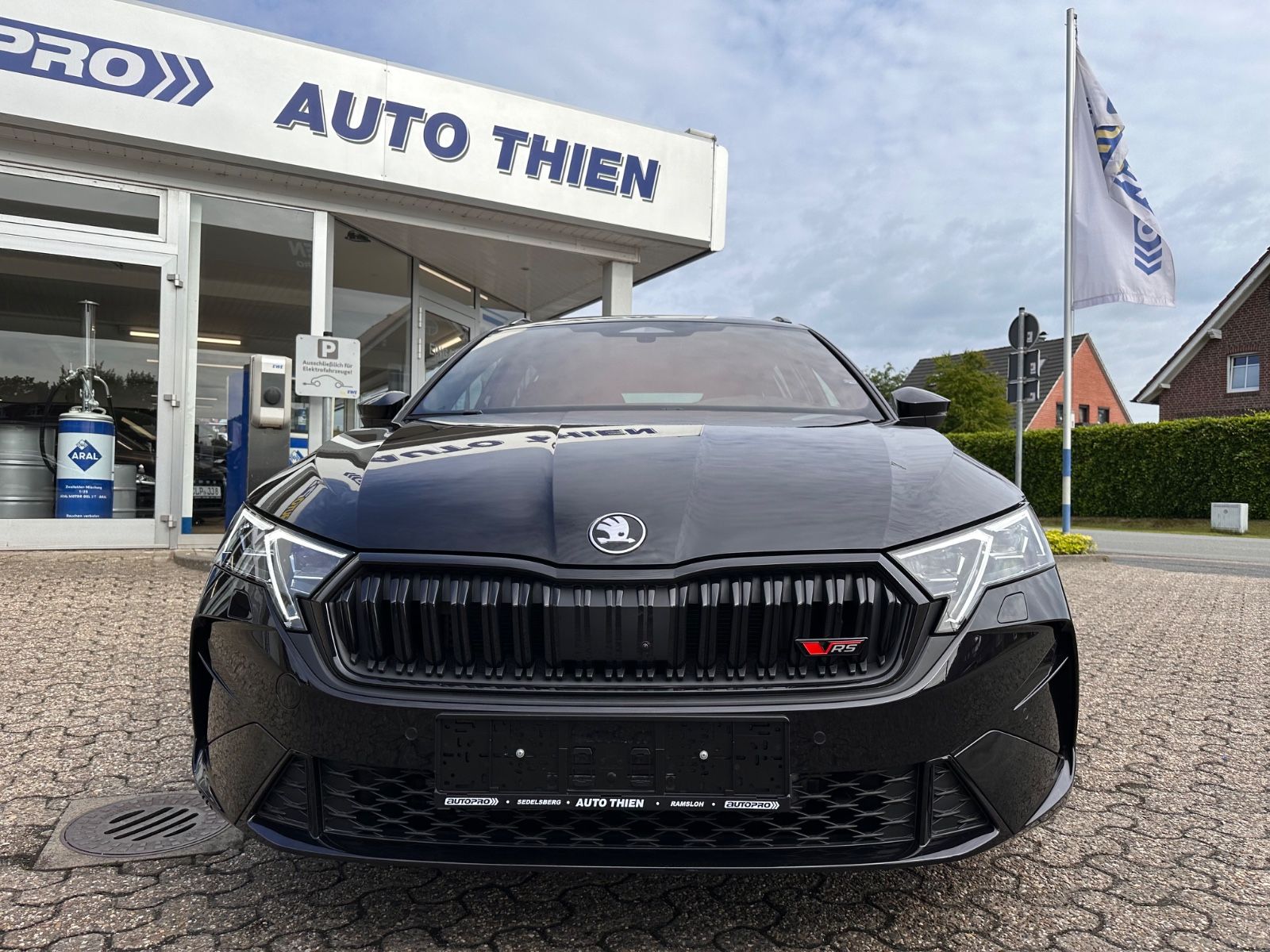 Fahrzeugabbildung SKODA Octavia RS Combi 2.0 TSI Pano/360°/Matrix/ACC