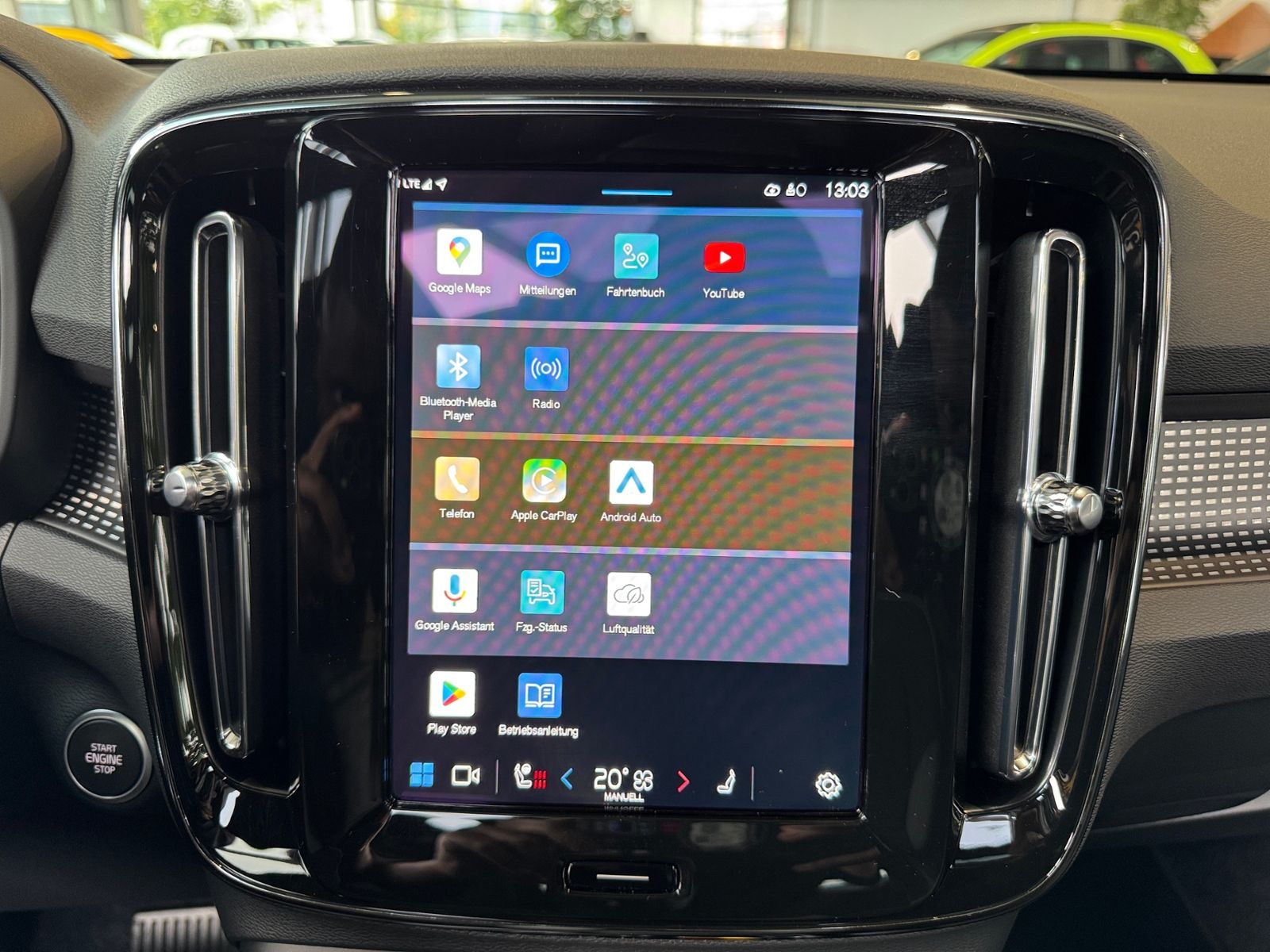 Fahrzeugabbildung Volvo XC40 Plus Dark 2WD NAVI LED AHK PANO