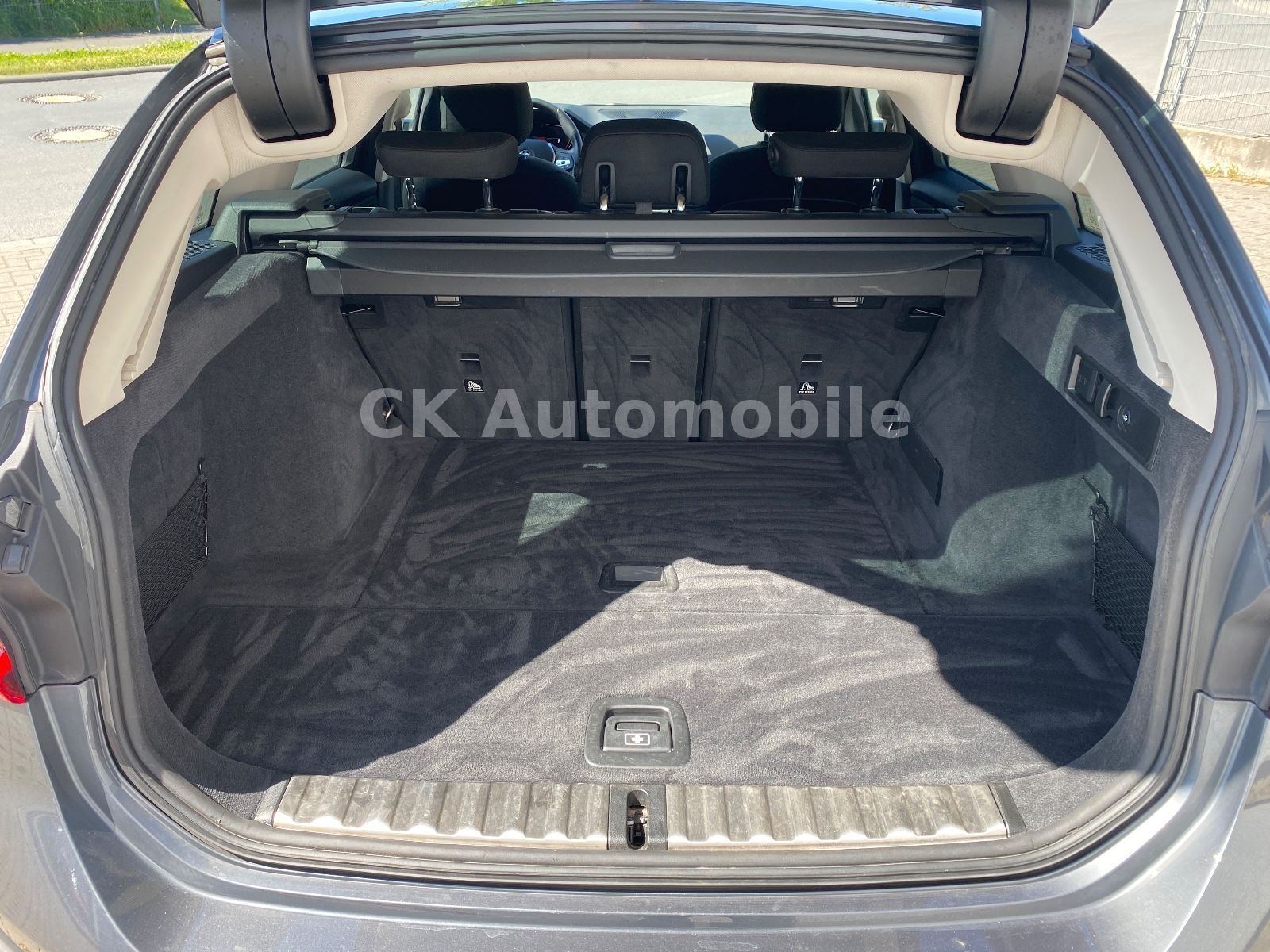 Fahrzeugabbildung BMW 318d Touring Advantage/LiveCockpit/Navi/Laser/AH