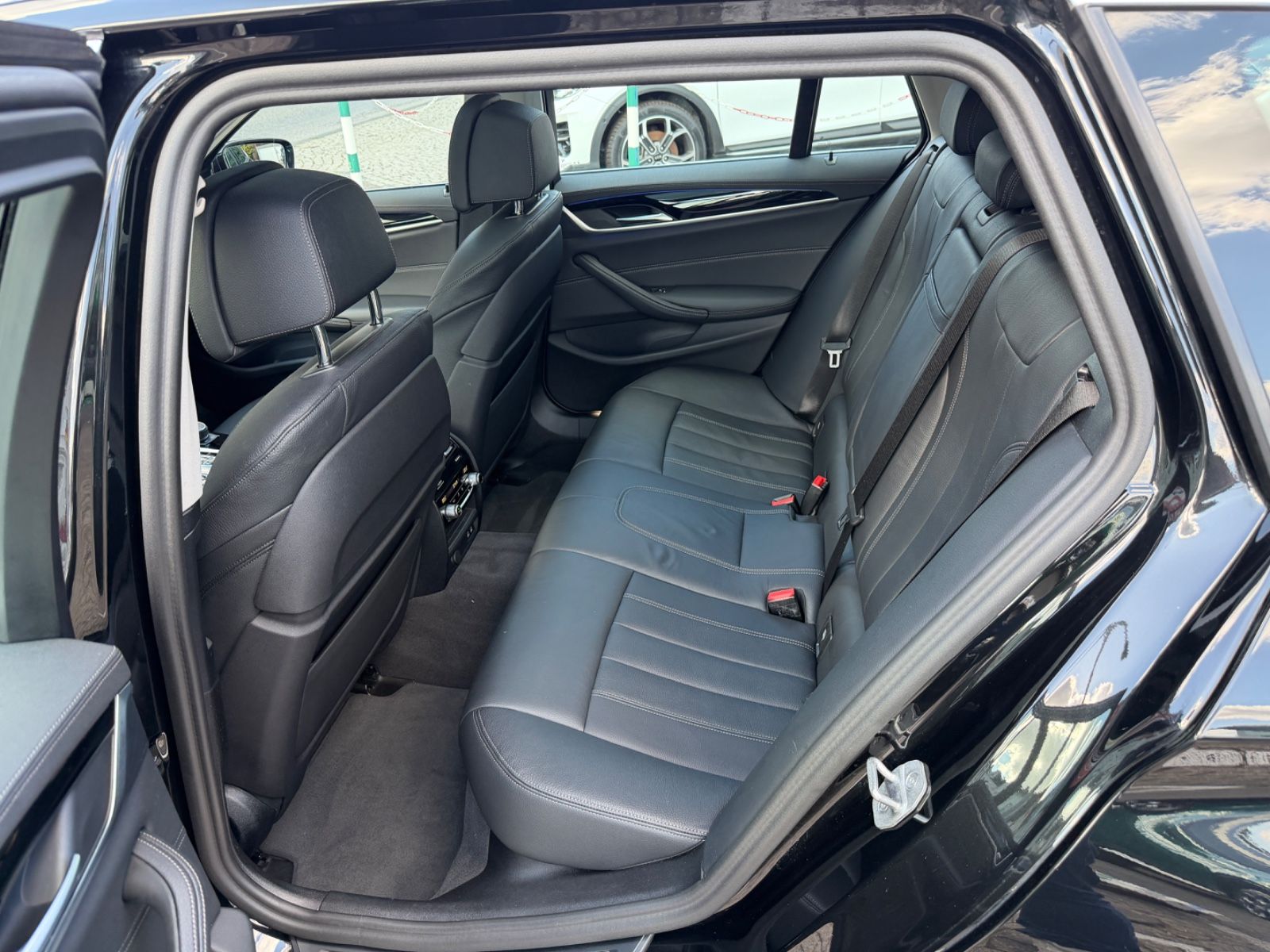 Fahrzeugabbildung BMW 520d Touring xDrive Luxury Line LASER PANO HUD