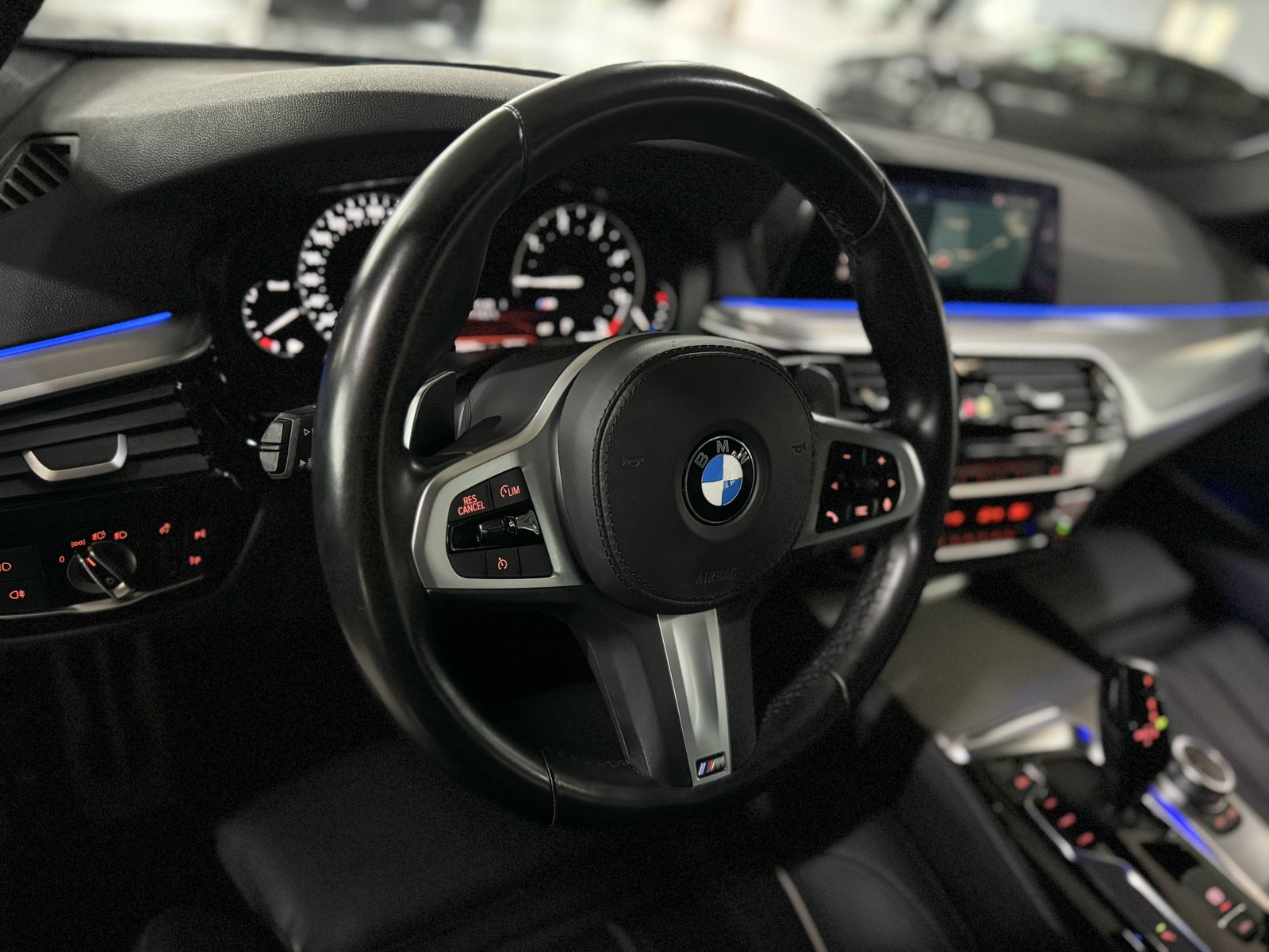 Fahrzeugabbildung BMW 530d M Sport Glasdach Kamera Komfort Alarm 19"